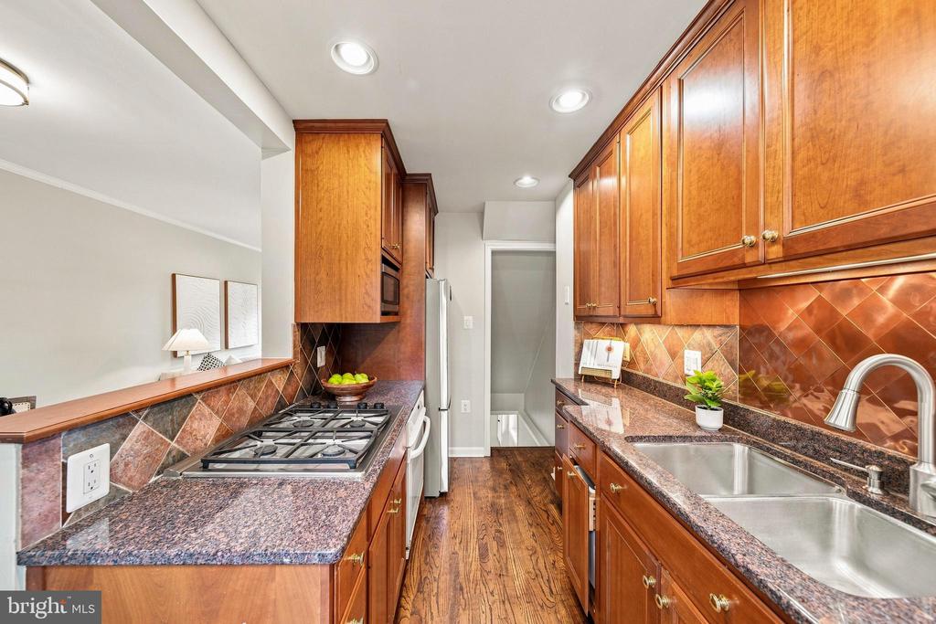 8 E MASONIC VIEW AVENUE