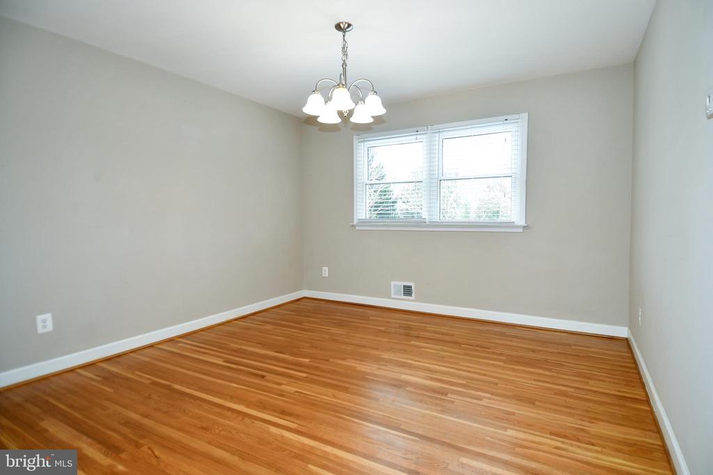 6610 GREENVIEW LANE