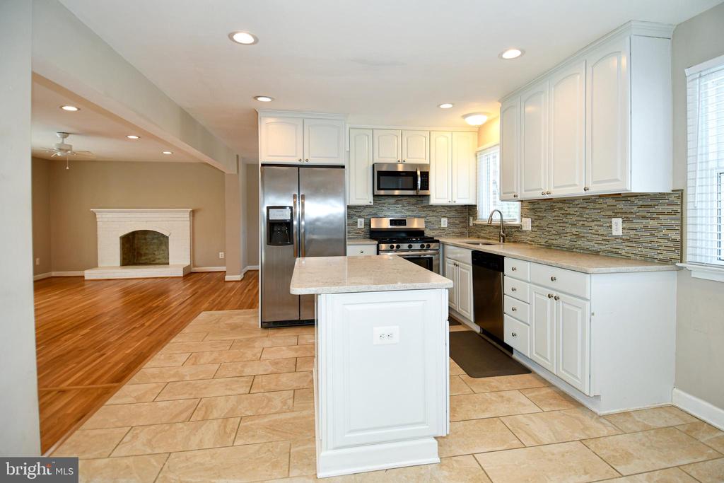 6610 GREENVIEW LANE