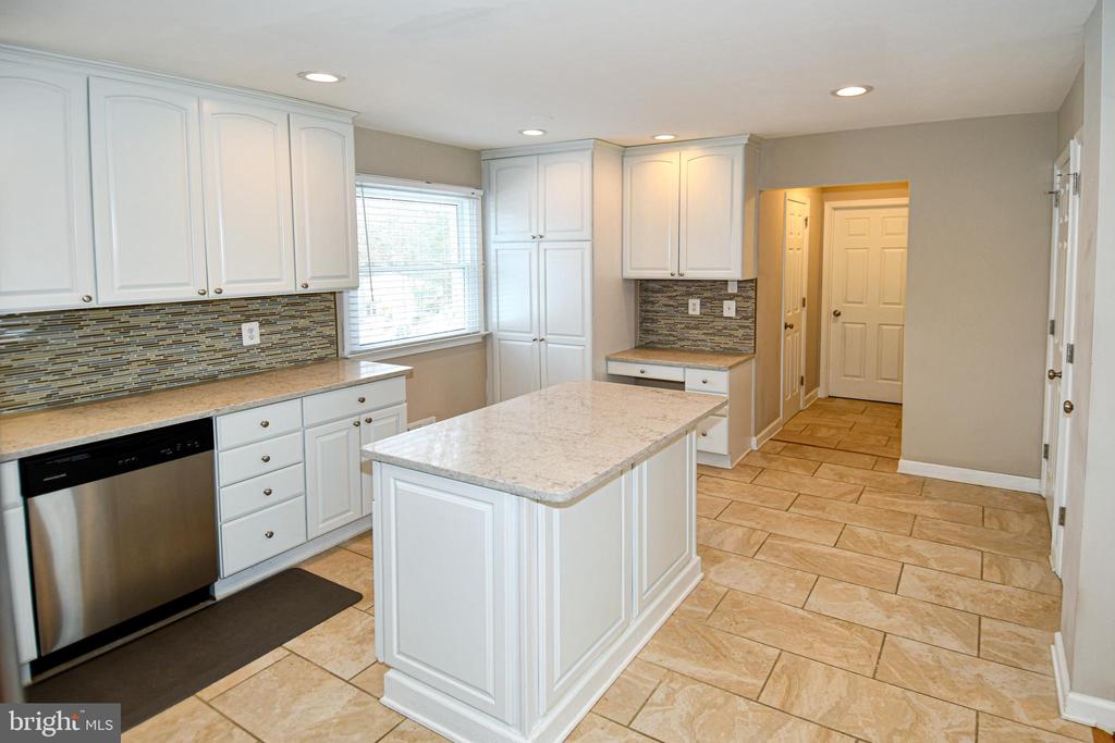 6610 GREENVIEW LANE