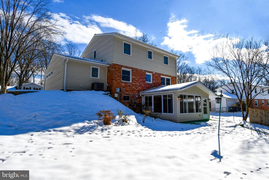 6610 GREENVIEW LANE
