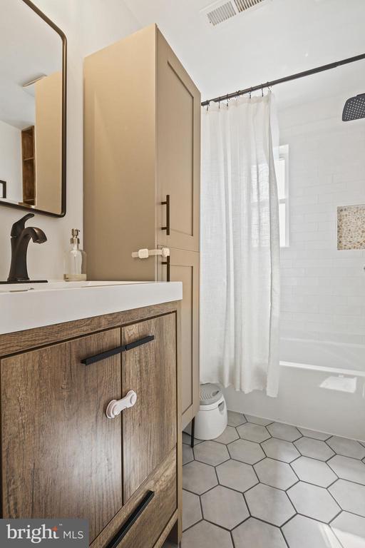 2825 E LEE AVENUE