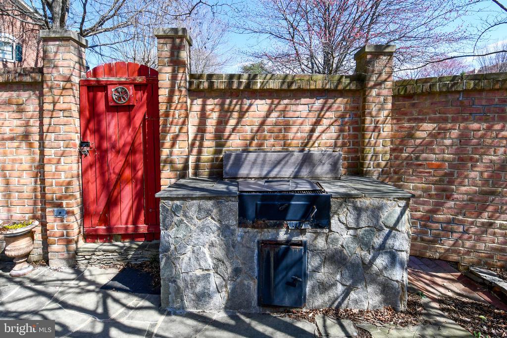 6319 CHAUCER VIEW CIRCLE
