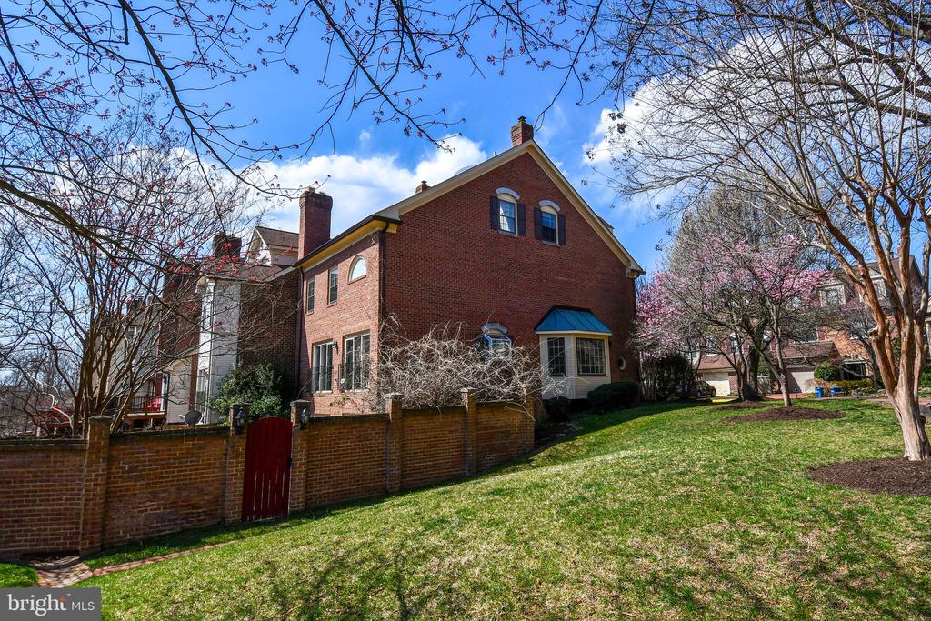 6319 CHAUCER VIEW CIRCLE