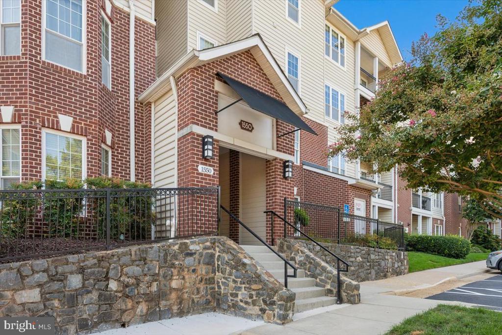 1550 SPRING GATE DRIVE Unit: 8113
