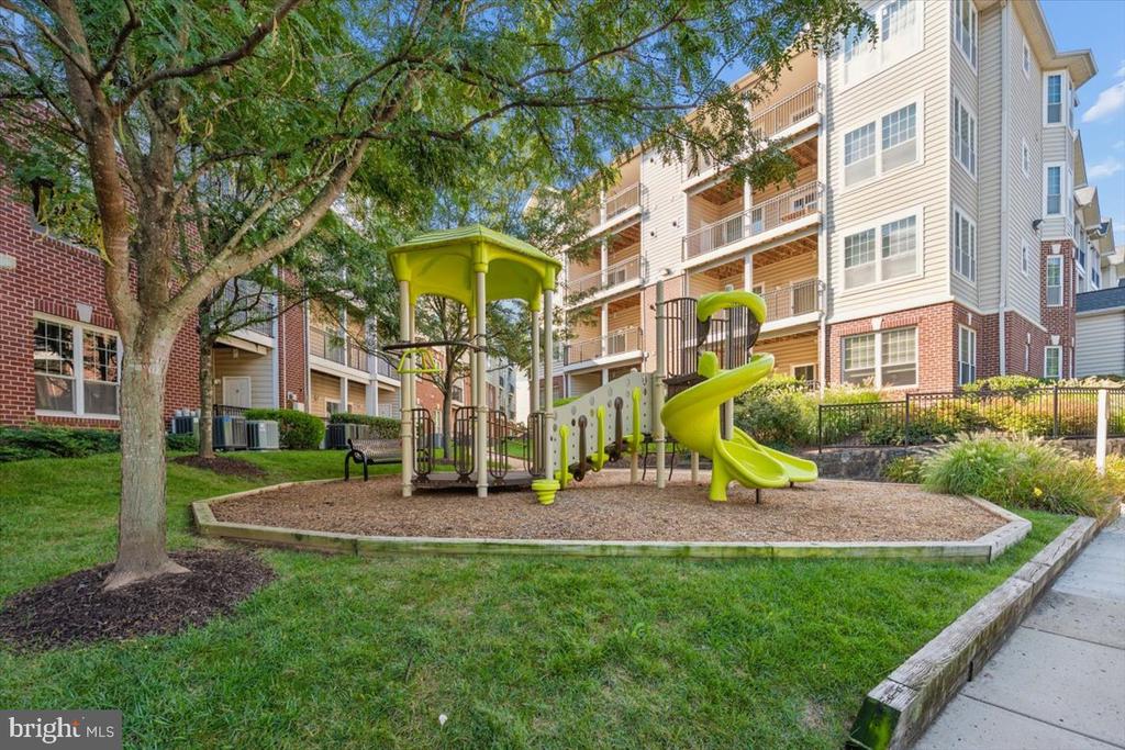 1550 SPRING GATE DRIVE Unit: 8113