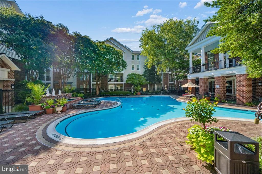 1550 SPRING GATE DRIVE Unit: 8113