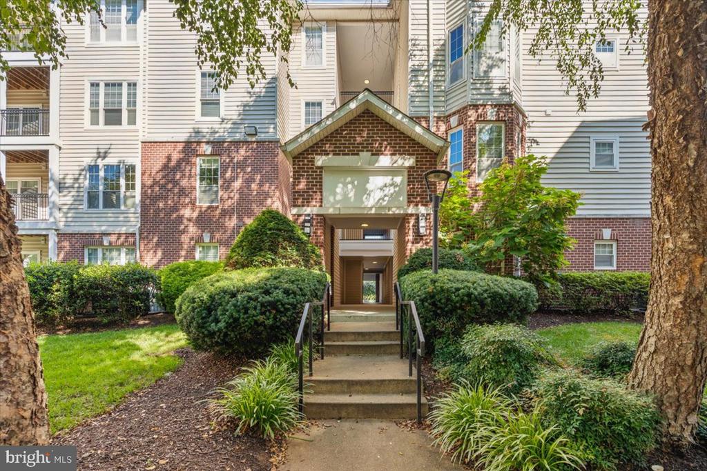 1550 SPRING GATE DRIVE Unit: 8113