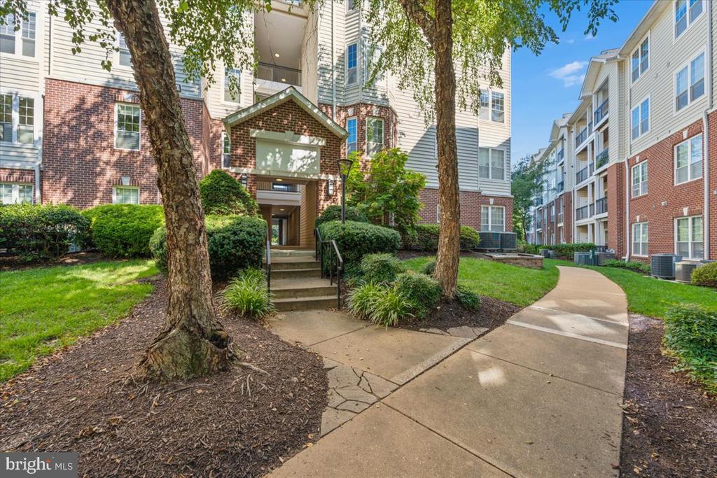 1550 SPRING GATE DRIVE Unit: 8113