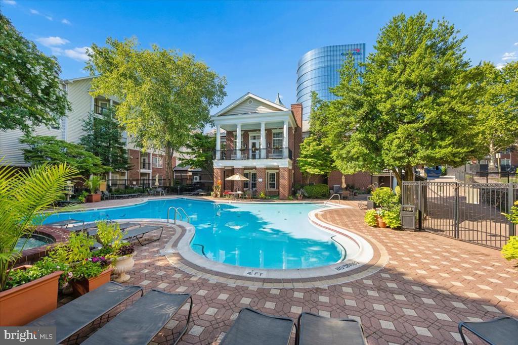 1550 SPRING GATE DRIVE Unit: 8113