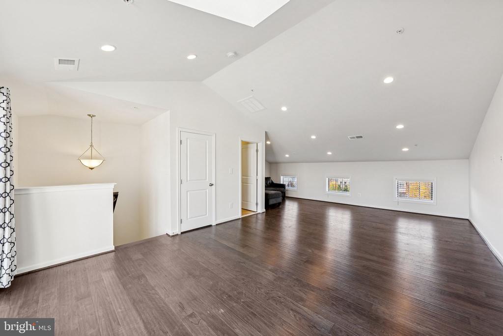 22613 NAUGATUCK SQUARE