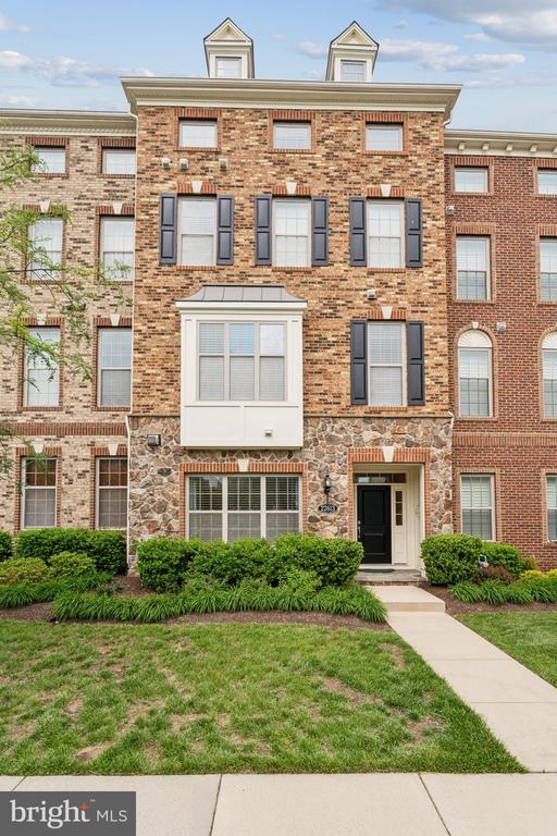 22613 NAUGATUCK SQUARE