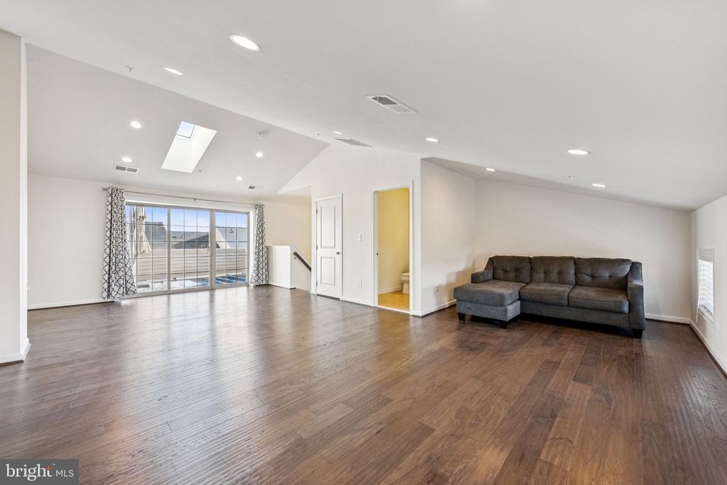 22613 NAUGATUCK SQUARE