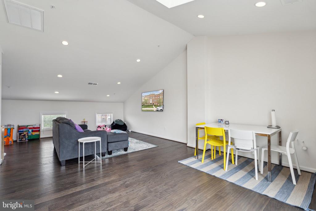 22613 NAUGATUCK SQUARE