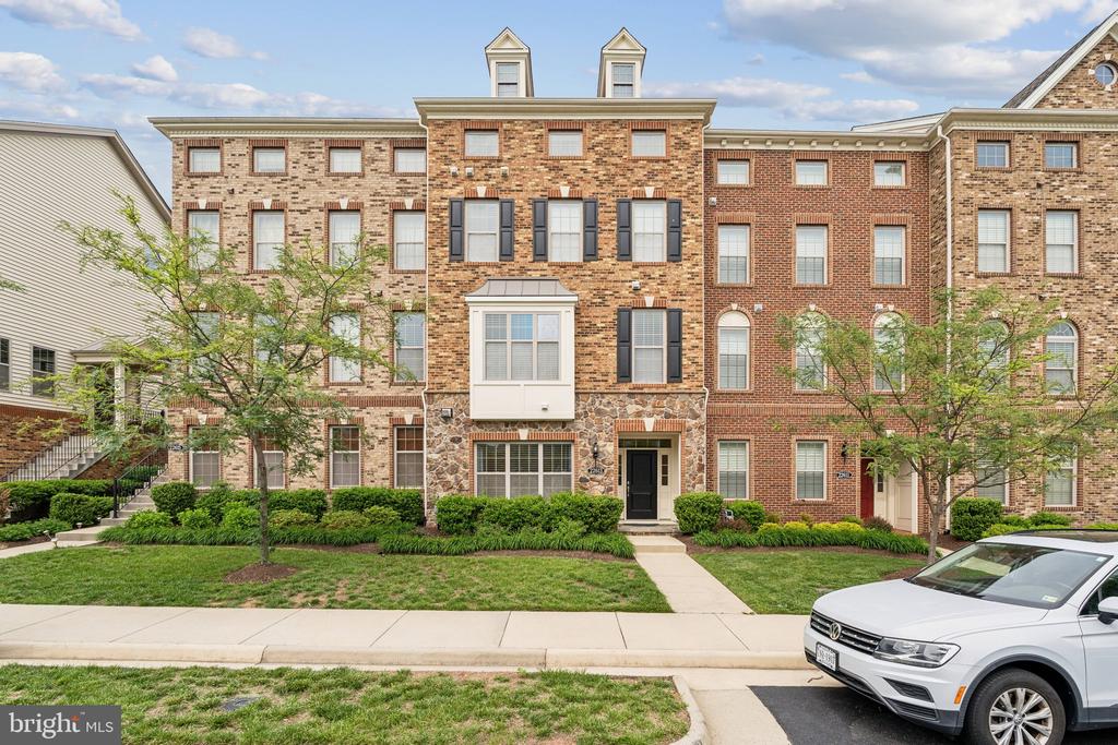 22613 NAUGATUCK SQUARE