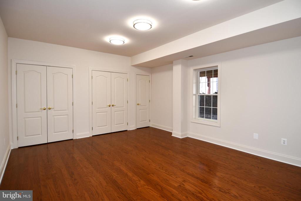 8368 HICKORY HOLLOW COURT