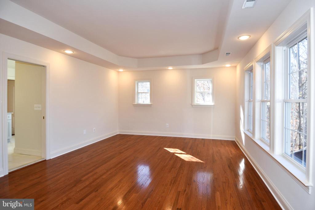 8368 HICKORY HOLLOW COURT