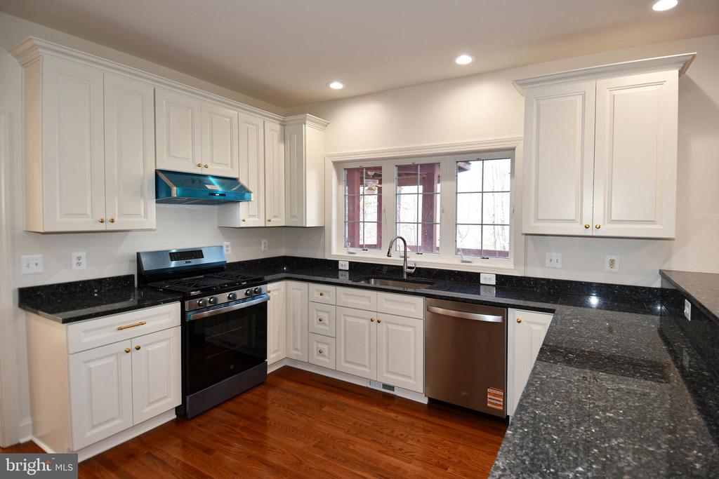 8368 HICKORY HOLLOW COURT
