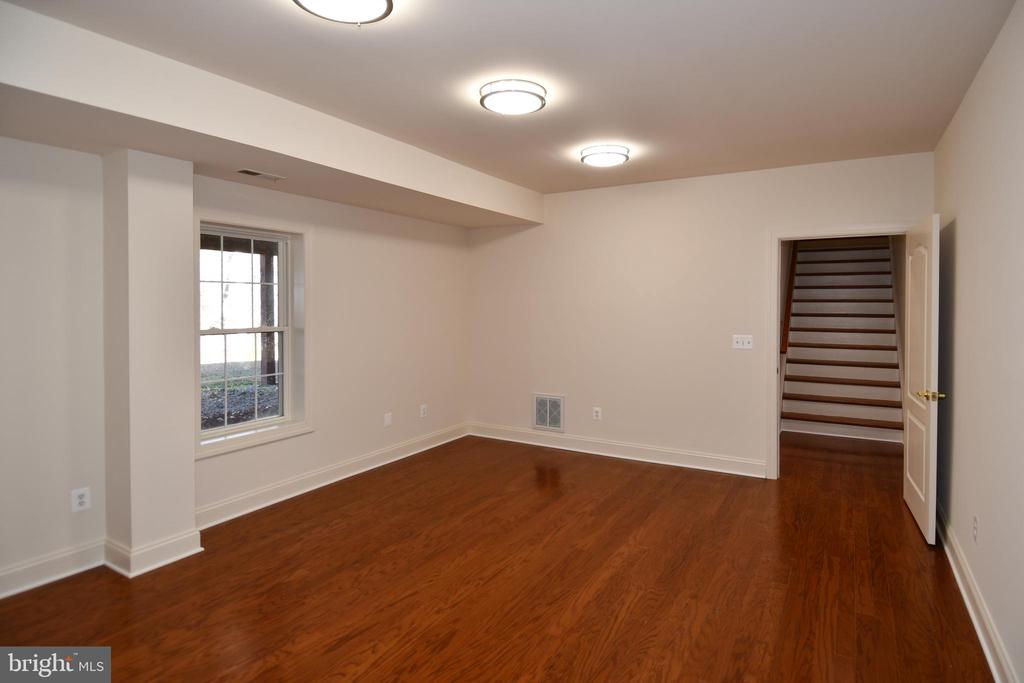 8368 HICKORY HOLLOW COURT