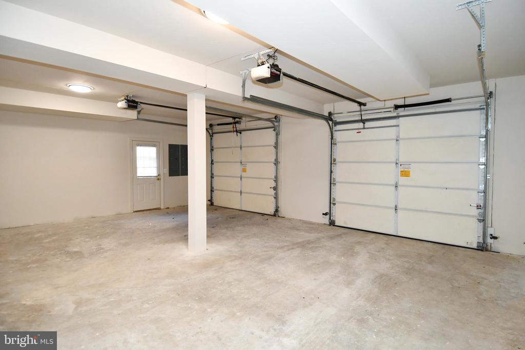 8368 HICKORY HOLLOW COURT