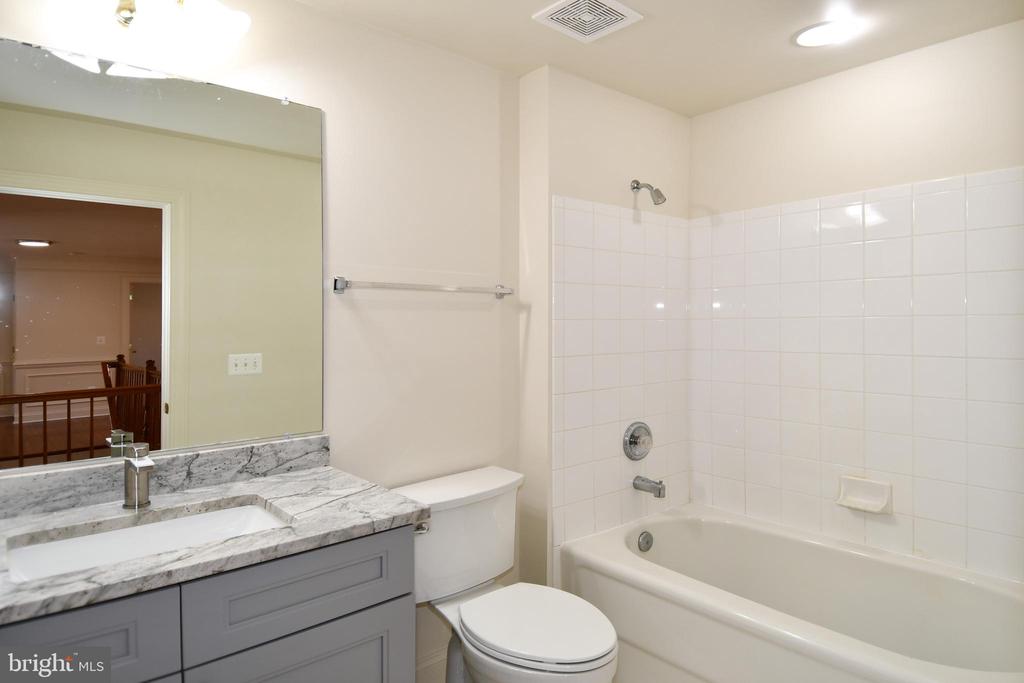 8368 HICKORY HOLLOW COURT