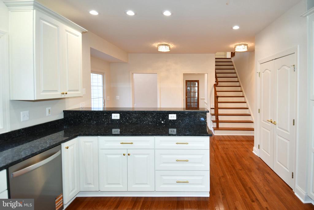 8368 HICKORY HOLLOW COURT