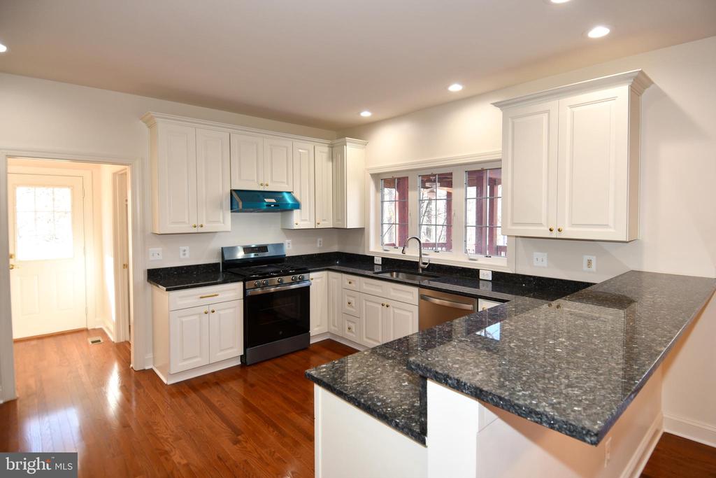 8368 HICKORY HOLLOW COURT