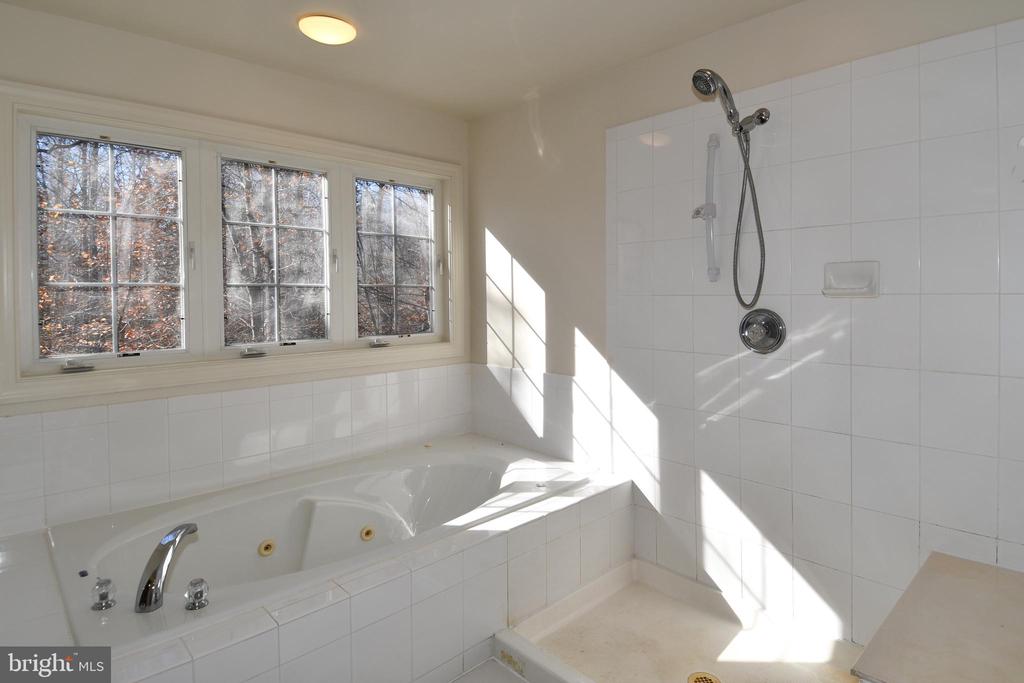 8368 HICKORY HOLLOW COURT