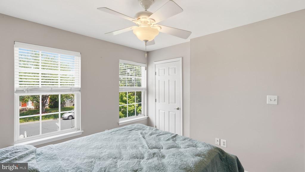 5717 RHODE ISLAND DRIVE