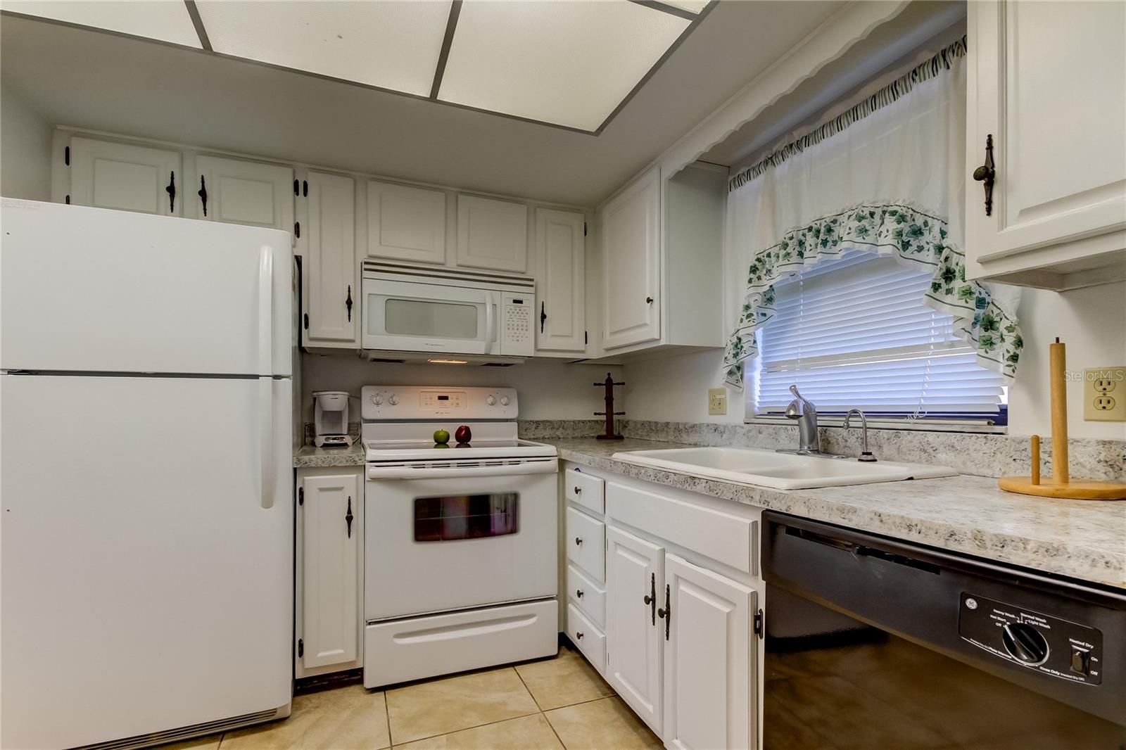 7050 SUNSET DR S #806