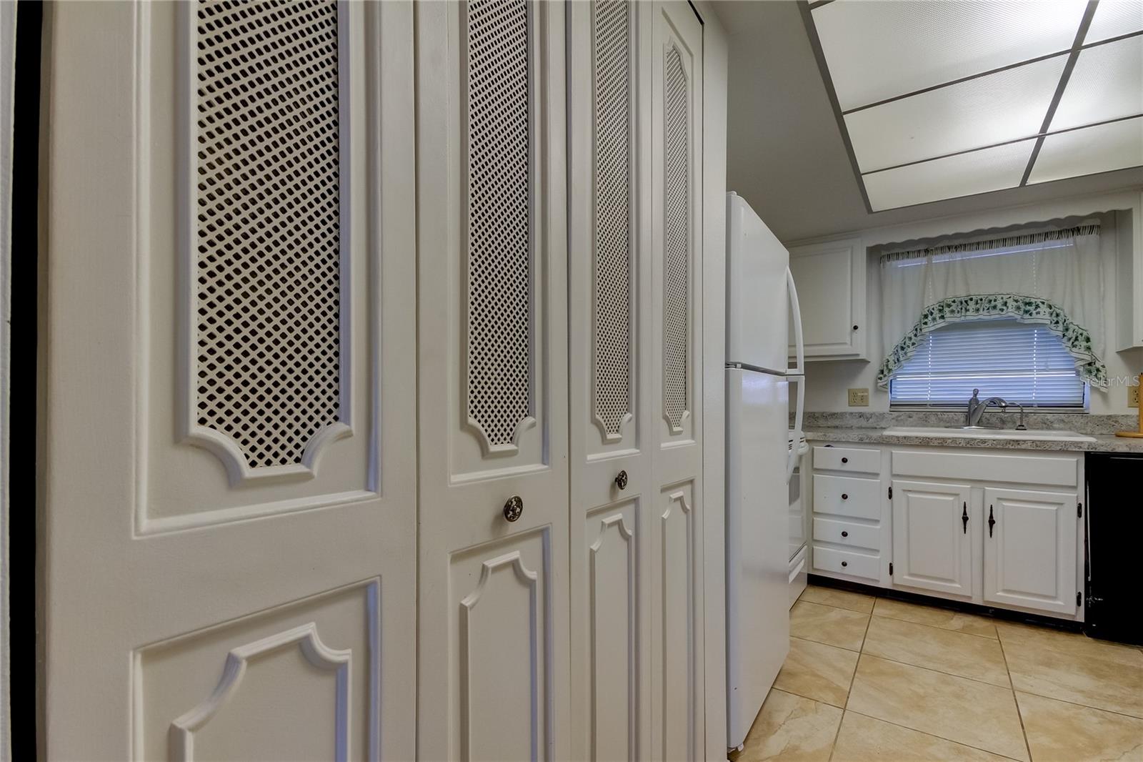 7050 SUNSET DR S #806