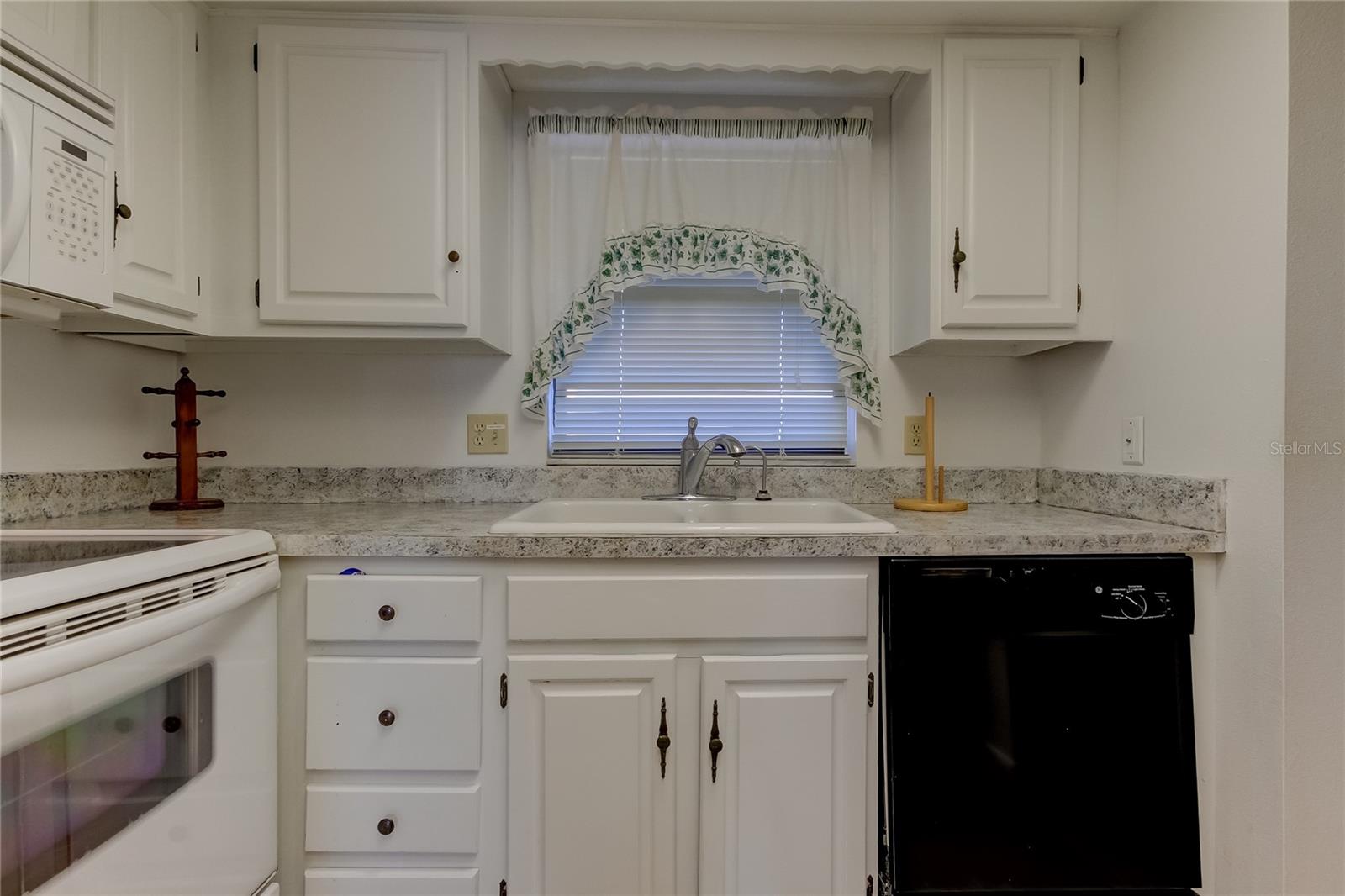 7050 SUNSET DR S #806