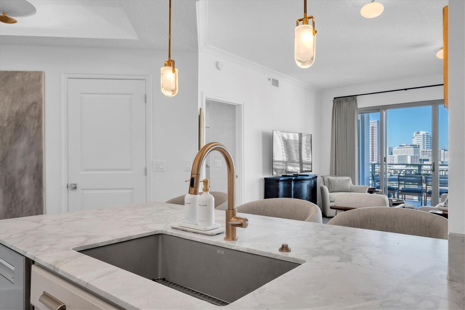 1209 E CUMBERLAND AVE #804