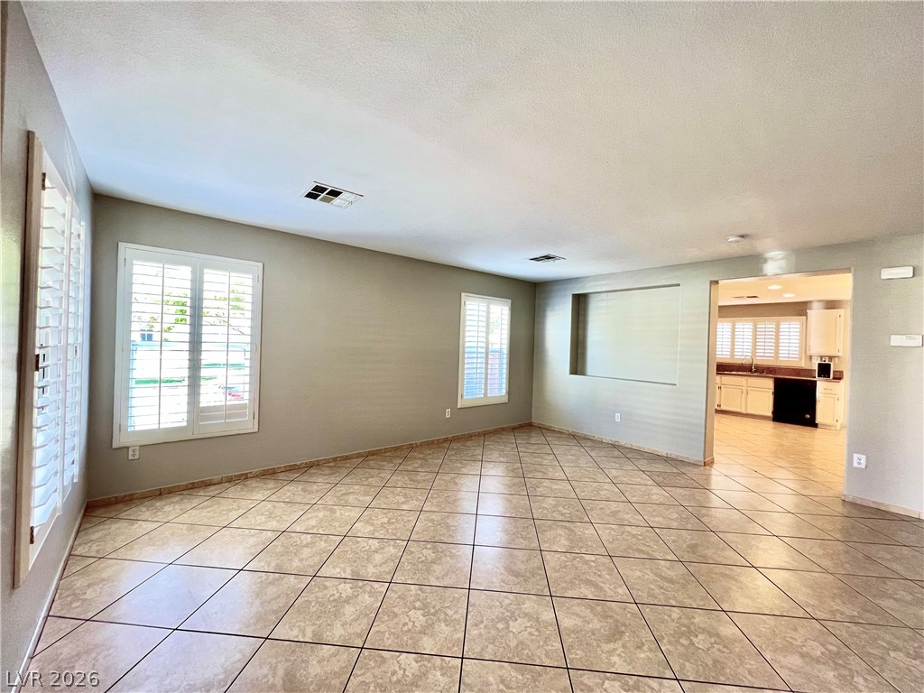 8048 Windmill Villa Street