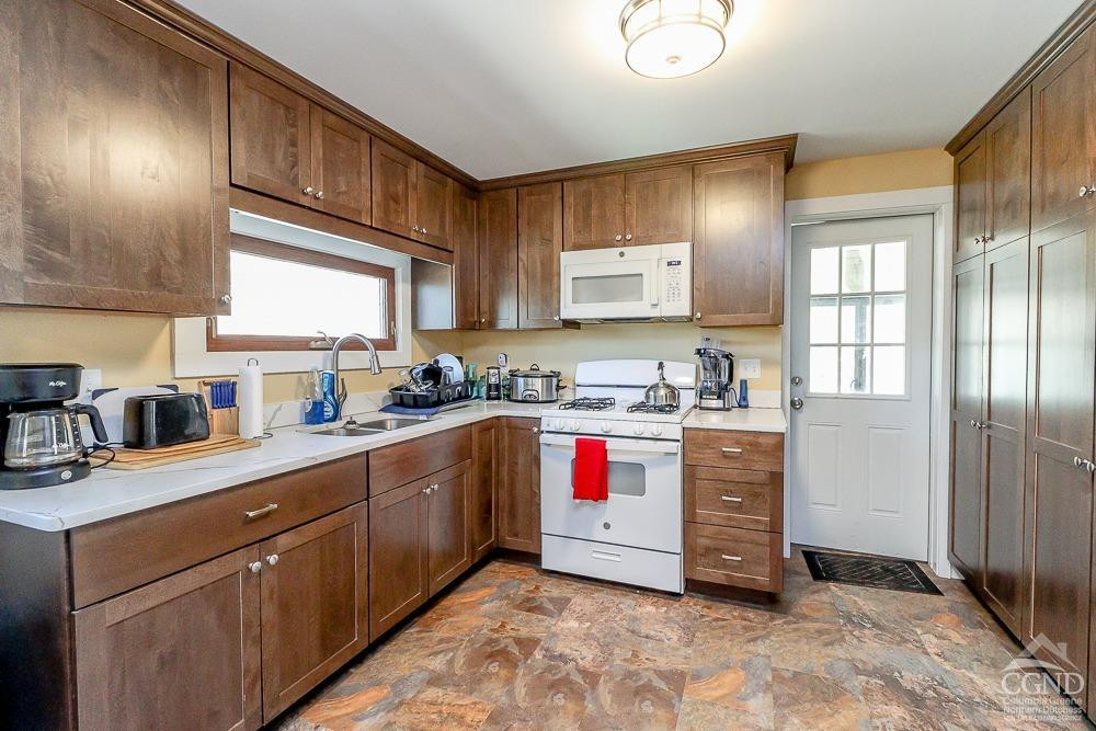 84 Old Hudson Turnpike