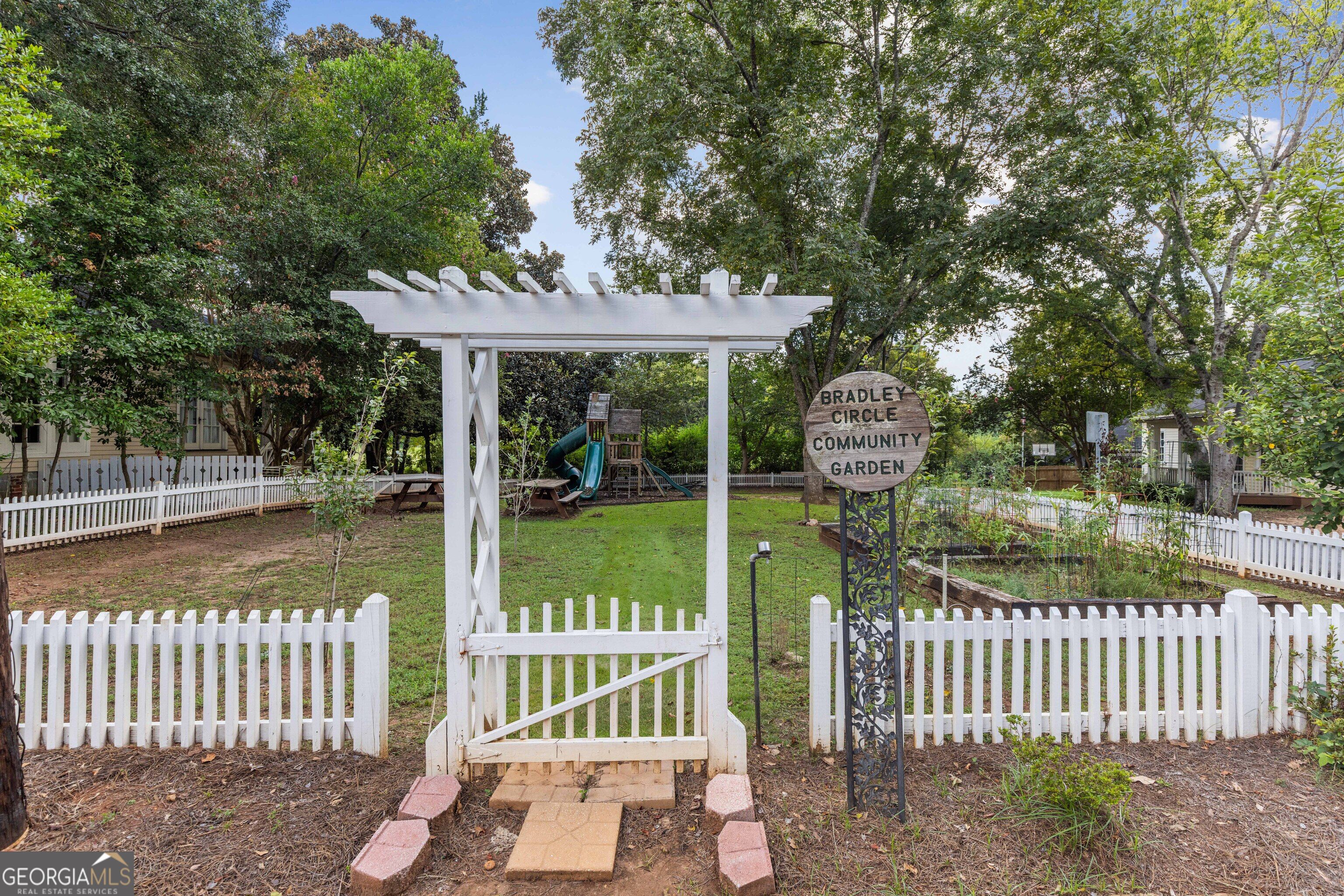 2910 Bradley Circle