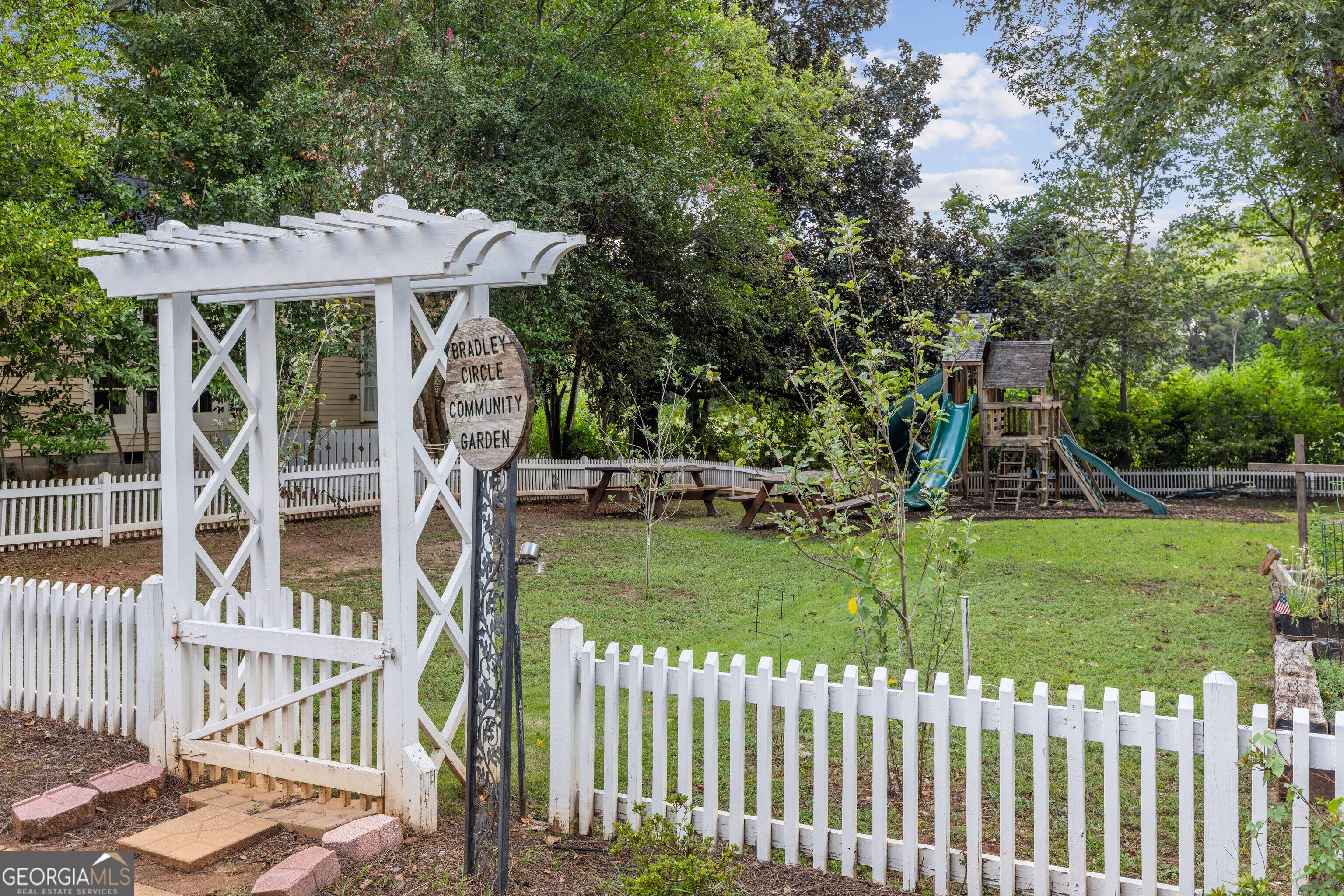2910 Bradley Circle
