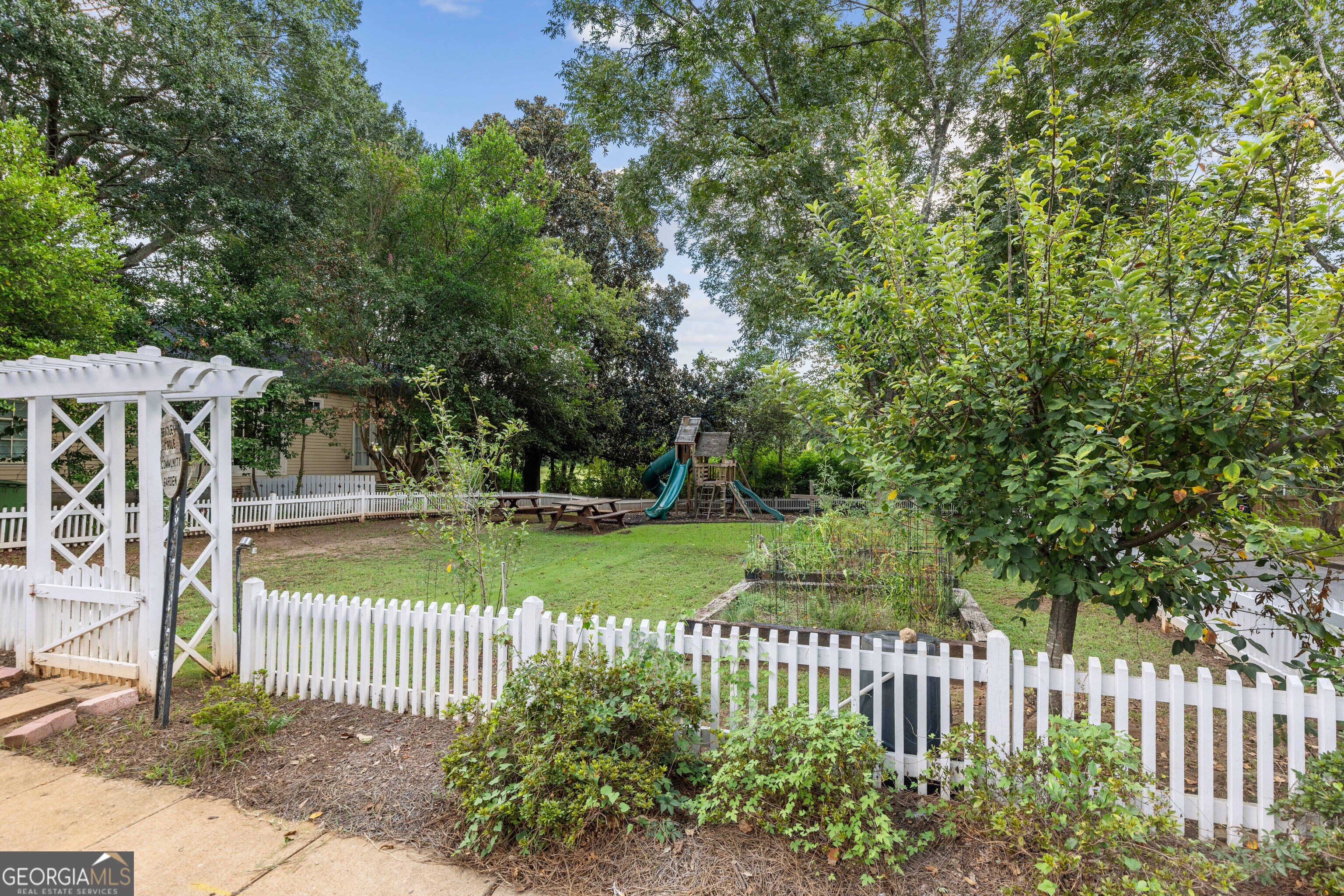 2910 Bradley Circle