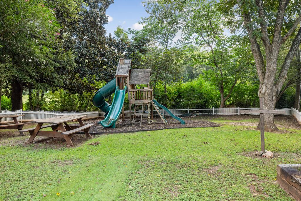 2910 Bradley Circle