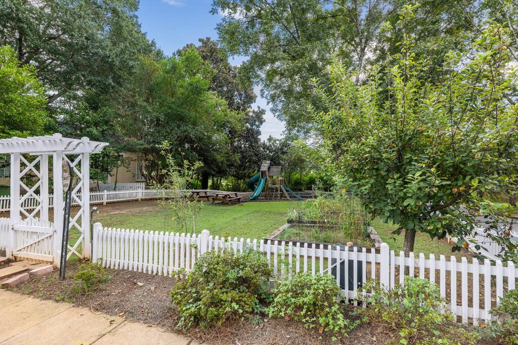 2910 Bradley Circle