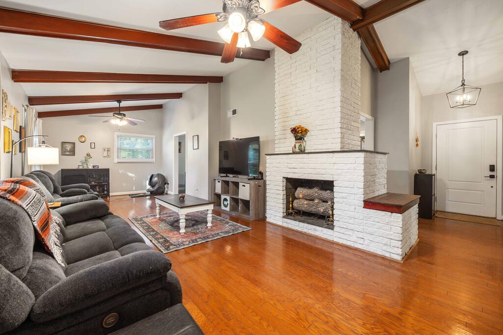 3314 East Lindsay