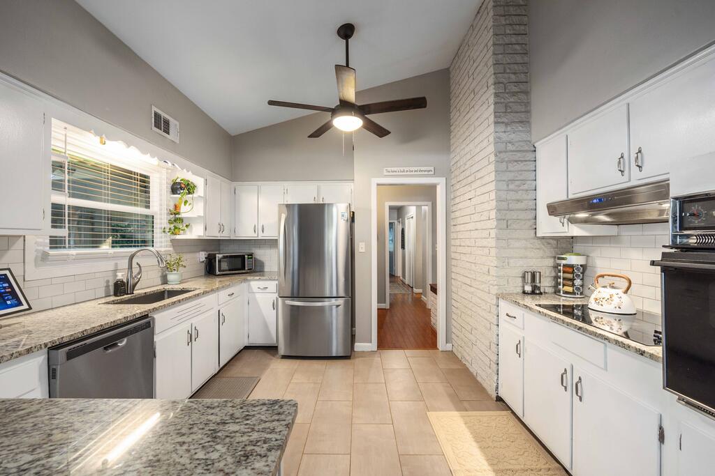 3314 East Lindsay