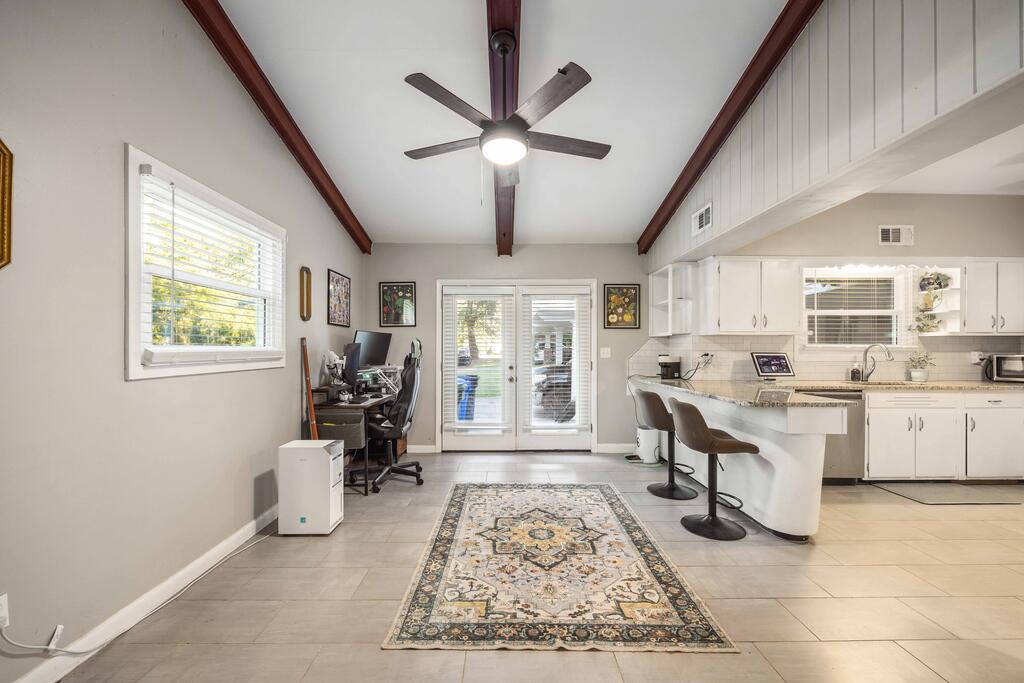 3314 East Lindsay