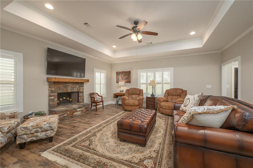 153 Lee Road 2207