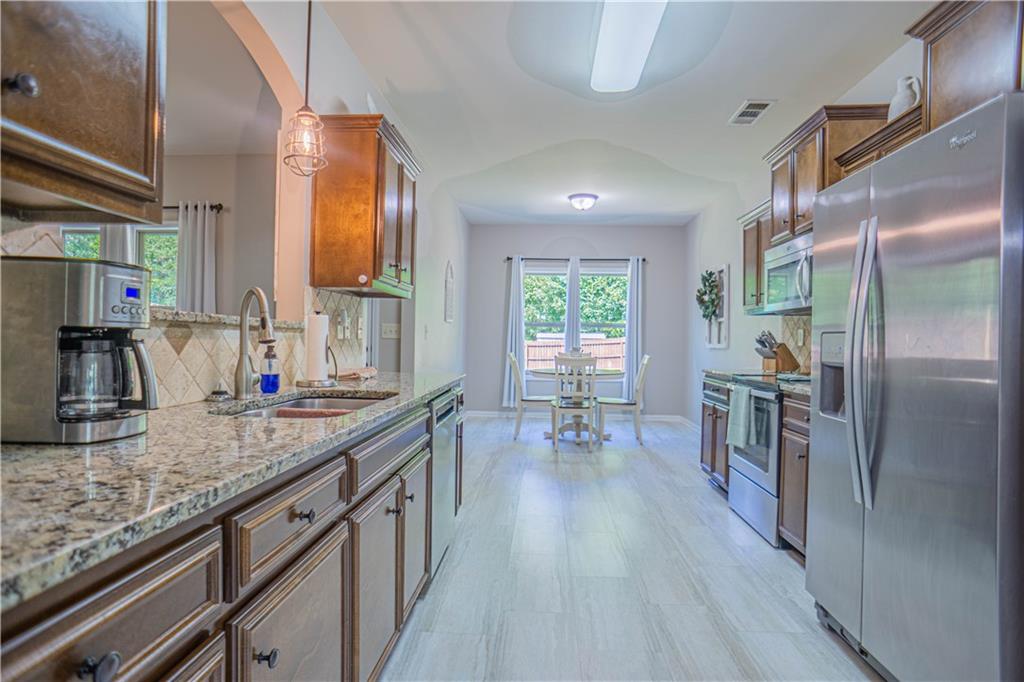 228 Lee Rd 2000