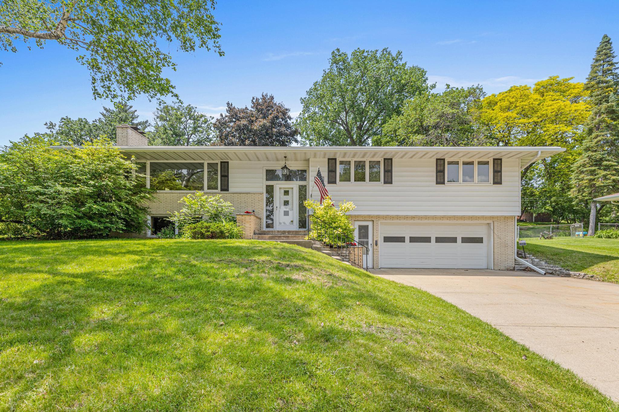 6808 Hillside Lane