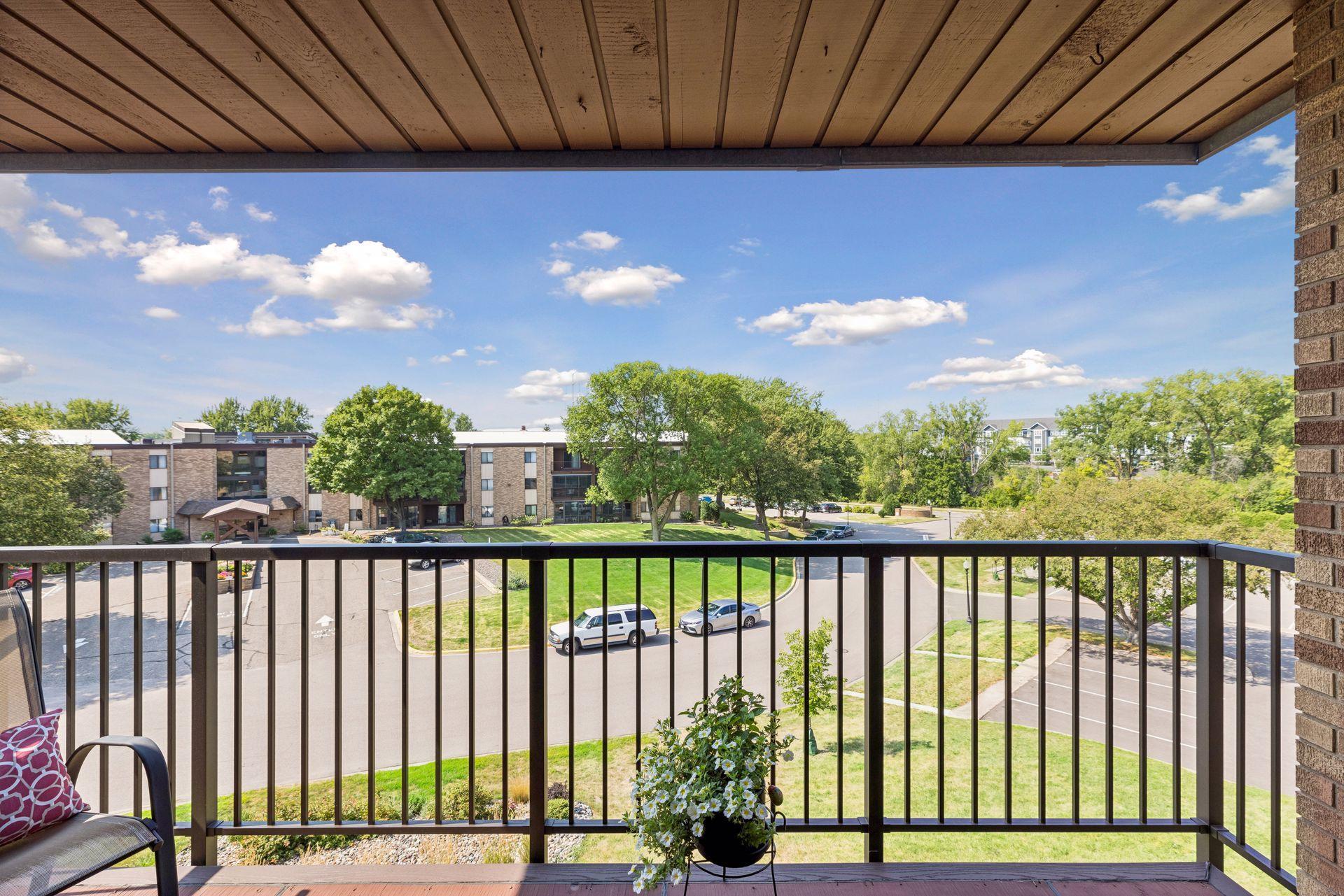 2700 Oxford Street N Unit: 140