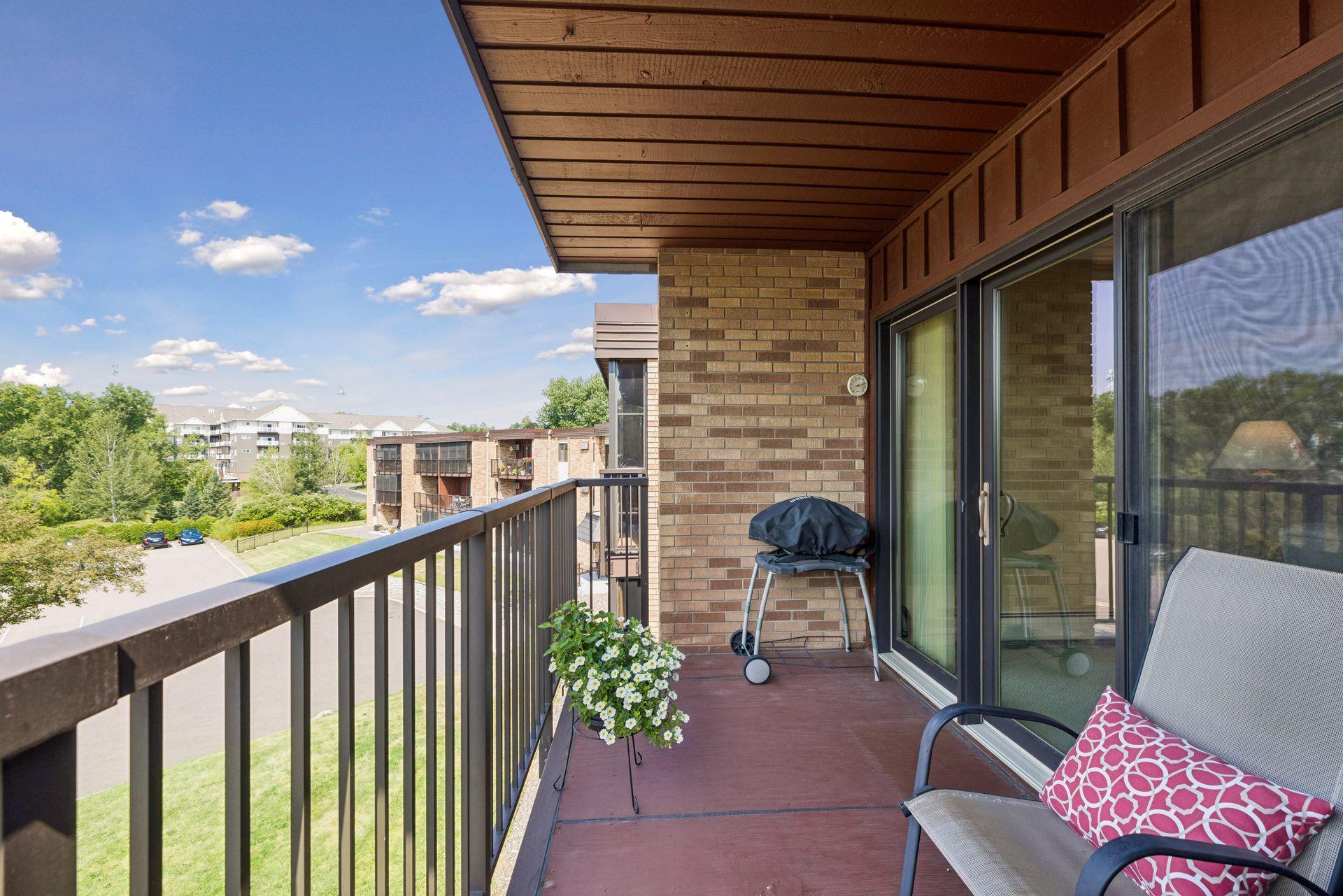 2700 Oxford Street N Unit: 140