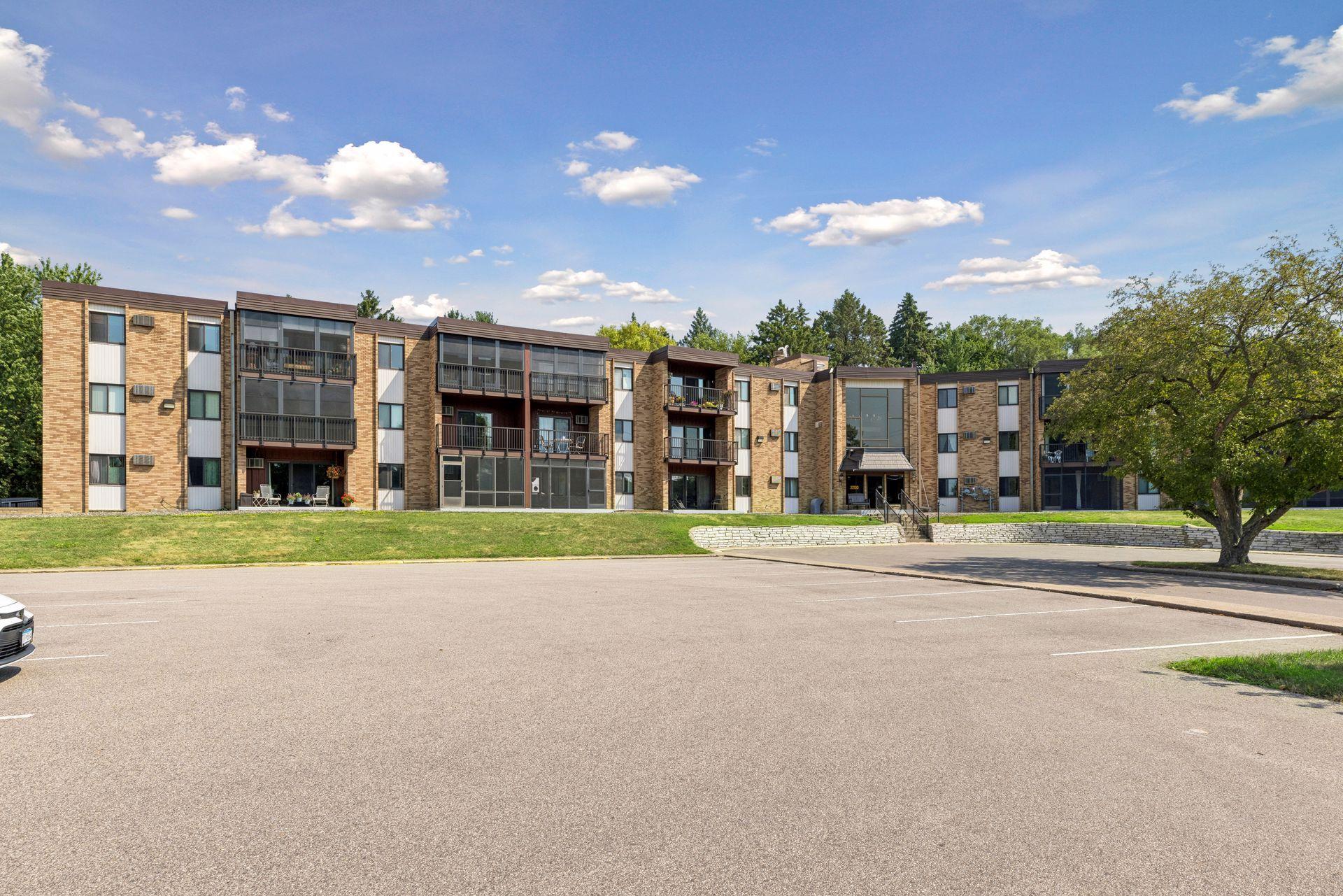 2700 Oxford Street N Unit: 140