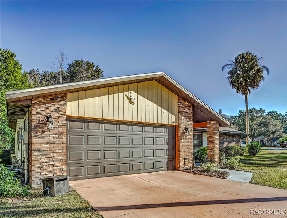 2 Hemlock Court E